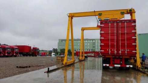 gantry crane for lifting containers .jpg