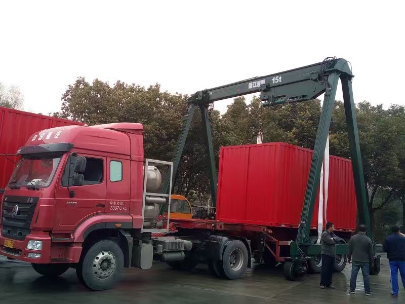 靖起轮胎式集装箱门式起重机2.jpg 靖起轮胎式集装箱门式起重机2.jpg