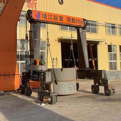 25吨轮胎式液压龙门吊1.jpg