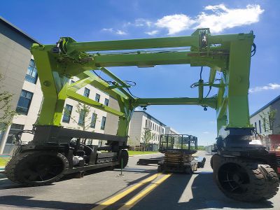 集装箱跨运车.jpg 集装箱跨运车.jpg