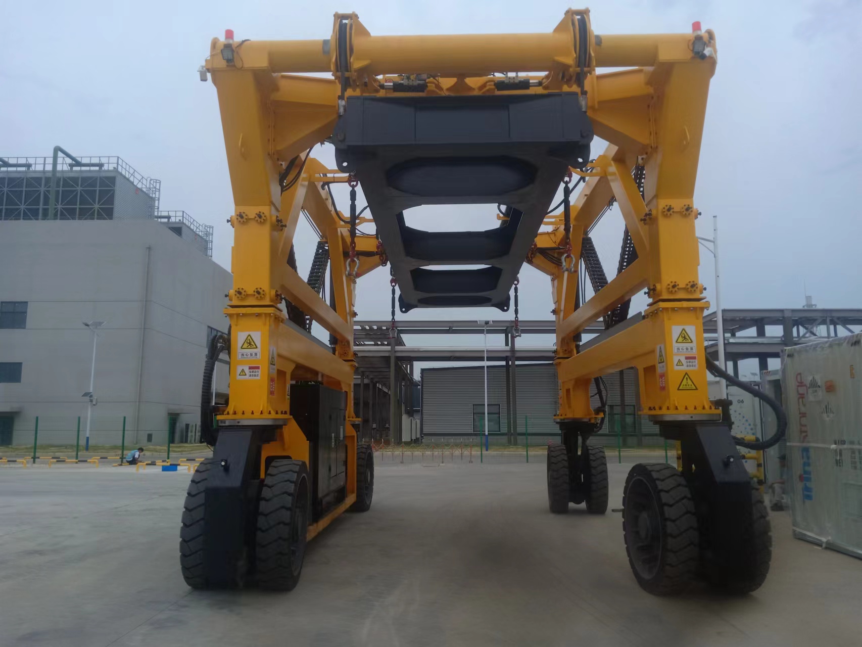 80吨跨运车2.jpg 80吨跨运车2.jpg