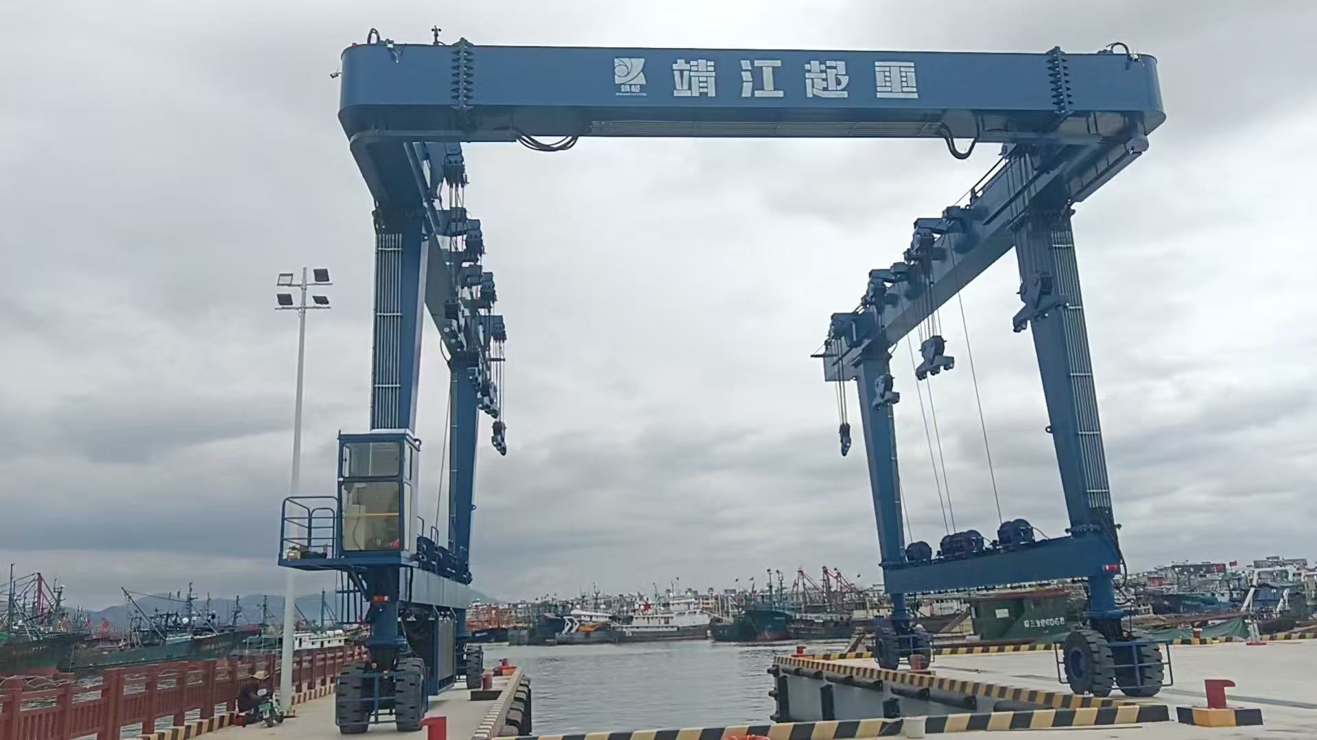 游艇吊现场1.jpg 游艇吊现场1.jpg