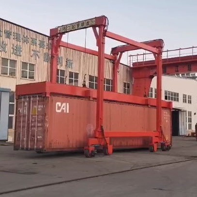 集装箱龙门吊2.jpg 集装箱龙门吊2.jpg
